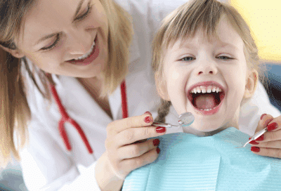 Why smiles at 7 matters: early pediatric orthodontics explained 4 A pediatrician and child smiling, representing early pediatric orthodontics