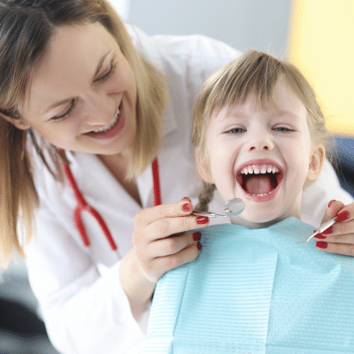 Why smiles at 7 matters: early pediatric orthodontics explained 4 A pediatrician and child smiling, representing early pediatric orthodontics